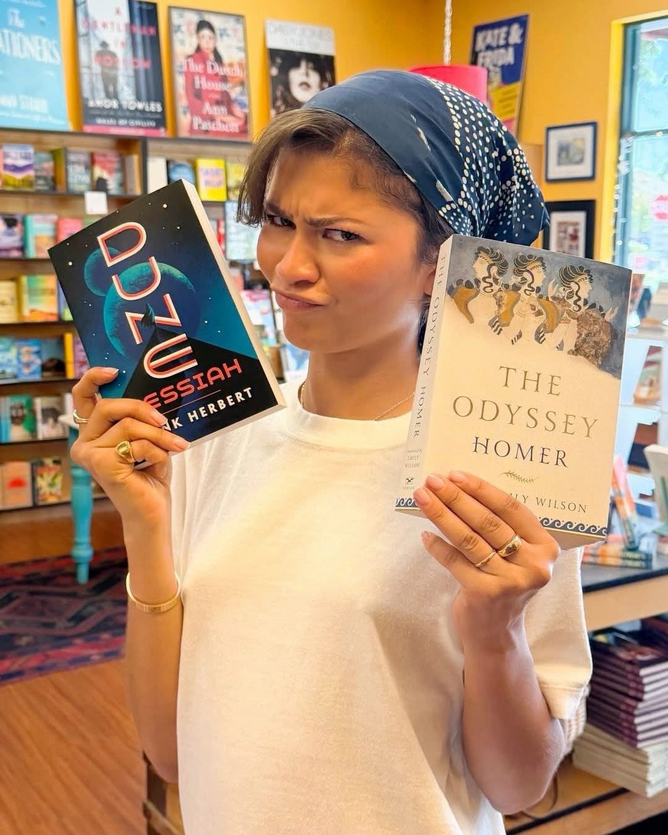 Photo by Universo 42 on June 07, 2026. May be an image of book, headscarf and text.