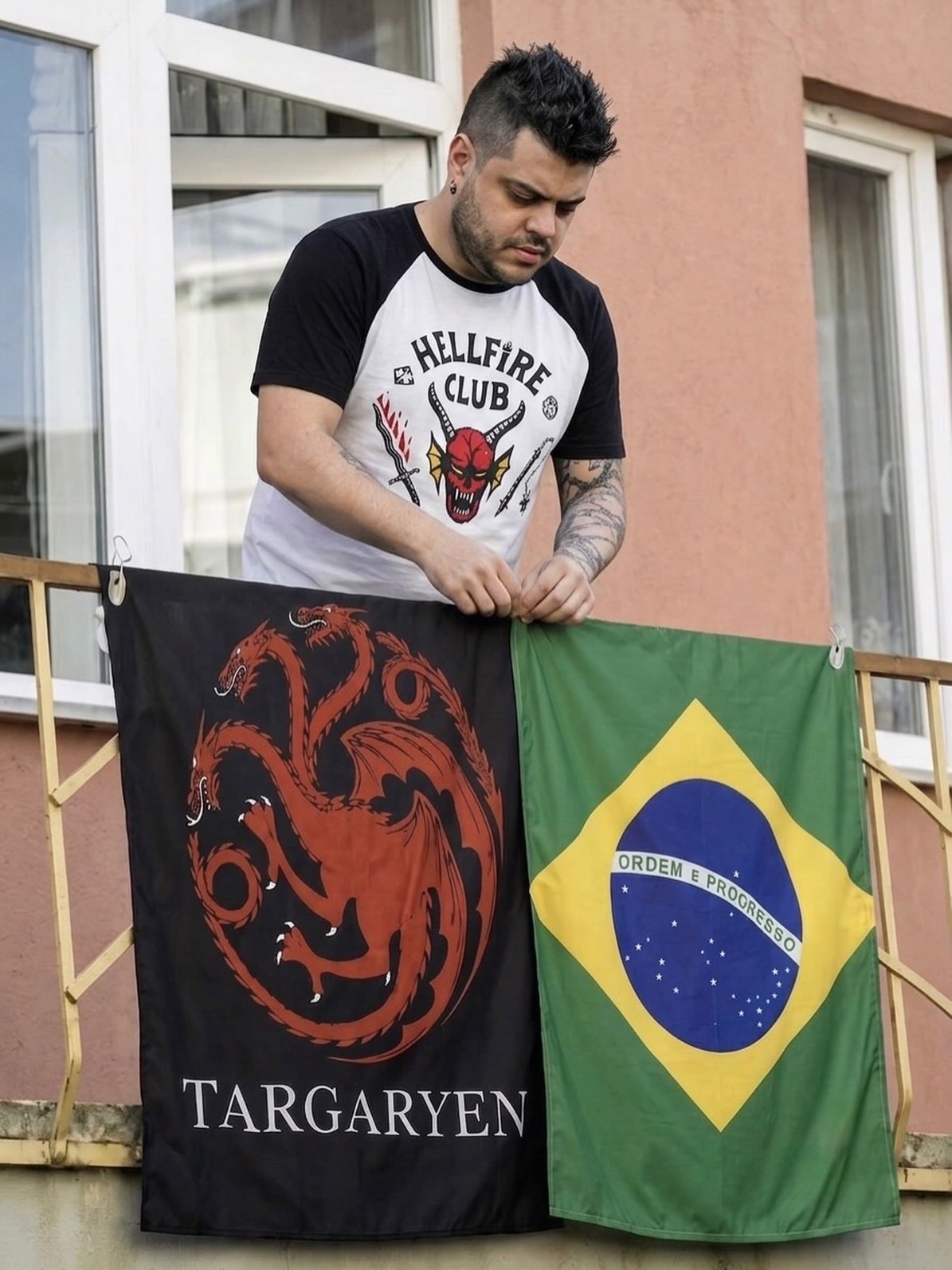 Photo shared by Carlos César Carvalho | KHAL on July 05, 2026 tagging @gotbr, @u42oficial, and @imperiogot. May be an image of one or more people, beard, banner, flag and text that says '墨 CLUB HELLFIRE की Fi ORDEM ORDEM E PROGRESSO PROGRESSO TARGARYEN'.