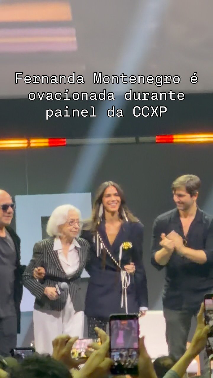 @fernandamontenegrooficial é recebida com muitos aplausos na sua entrada do painel de Velhos Bandidos durante da CCXP25.

O painel contou ainda com @brunamarquezine @olazaroramos, Vladimir Brichta e seu filho e diretor do filme, Cláudio Torres