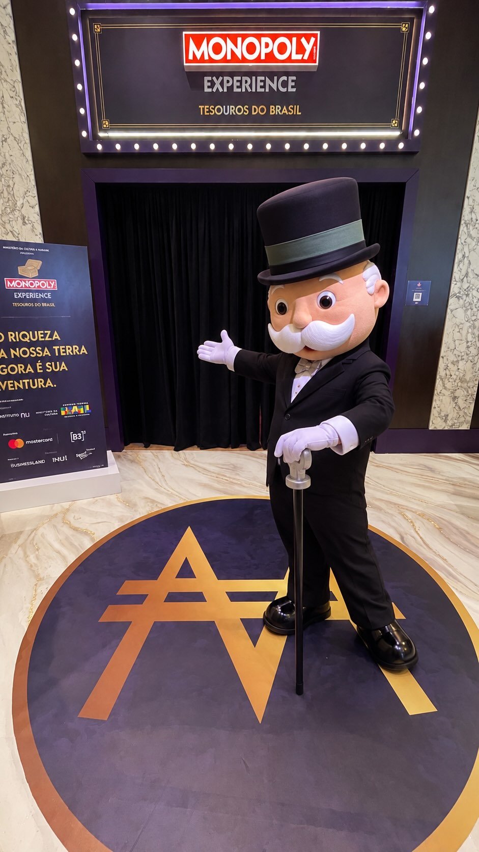 ?? O MONOPOLY SAIU DO TABULEIRO E VEIO PARA O MUNDO REAL!

A Monopoly Experience: Tesouros do Brasil é uma experiência imersiva e interativa que leva o público para uma aventura pelo universo do clássico jogo.

A experiência dura cerca de 90 minutos e é para todas as idades.

♿ Também conta com re