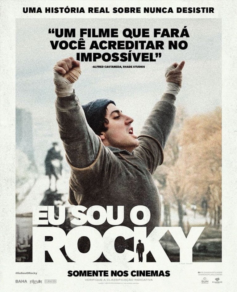 ? Anthony Ippolito recria uma cena clássica de Rocky em novo pôster de EU SOU O ROCKY!

A Diamond Films divulgou uma nova arte do longa que vai contar a história de Sylvester Stallone antes de se tornar um dos maiores astros de Hollywood.

O filme acompanha as dificuldades enfrentadas pelo ator no